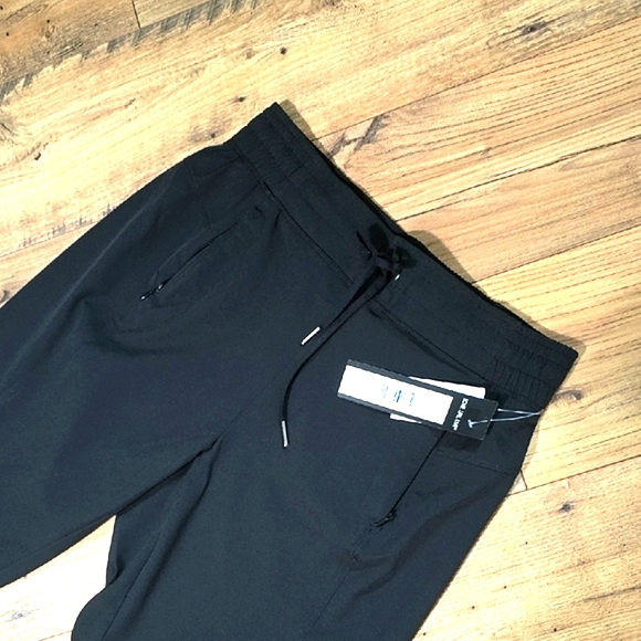 H&M Black Capris Relaxed Fit Pants - Picture 5 of 9